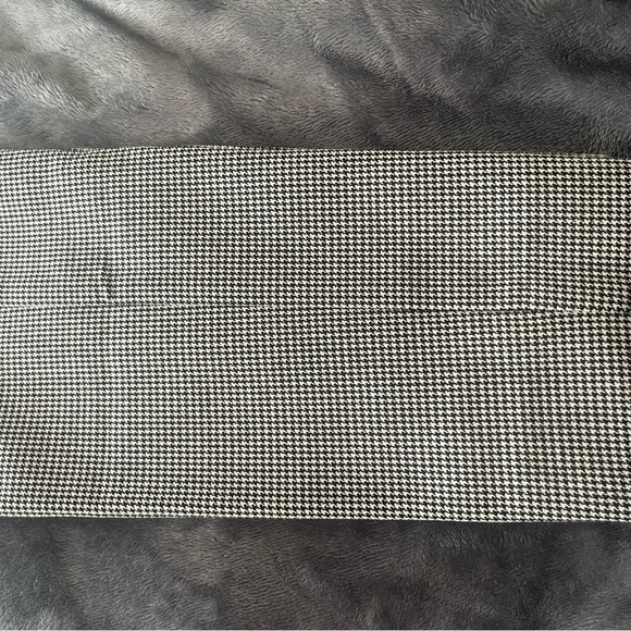 Women’s H&M black and white houndstooth, size 10 skinny leg stretch pants. - Picture 9 of 12